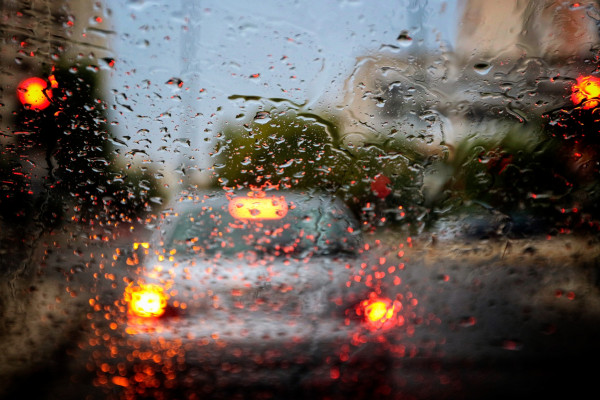 Φθινοπωρινός ο καιρός της Κυριακής: Βροχές και καταιγίδες