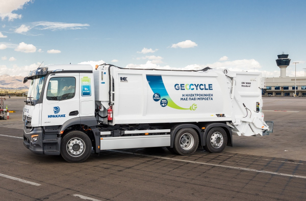 Η Geocycle Ελλάς, μέλος του Ομίλου ΗΡΑΚΛΗΣ, φέρνει το πρώτο της ηλεκτρικό απορριμματοφόρο στον Διεθνή Αερολιμένα Αθηνών