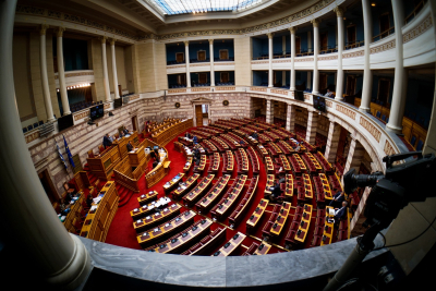 Το πρωί της Τρίτης στη Βουλή η τροπολογία για το «κόμμα Κασιδιάρη», τα «πυρά» πριν την ψηφοφορία