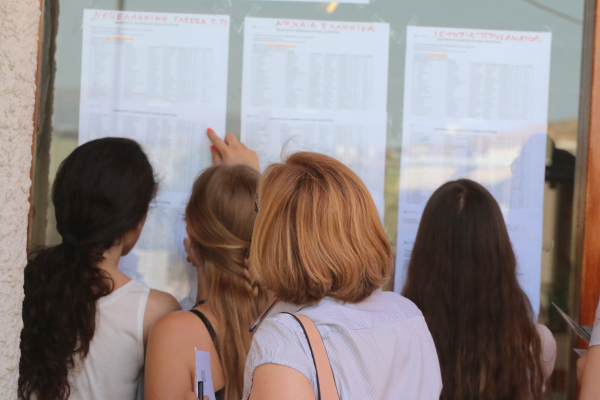 Βάσεις 2025: «Έκαψε» 10.000 υποψηφίους η ΕΒΕ - Το «θαύμα» του Τουρισμού και το παράδοξο με τις Ιατρικές