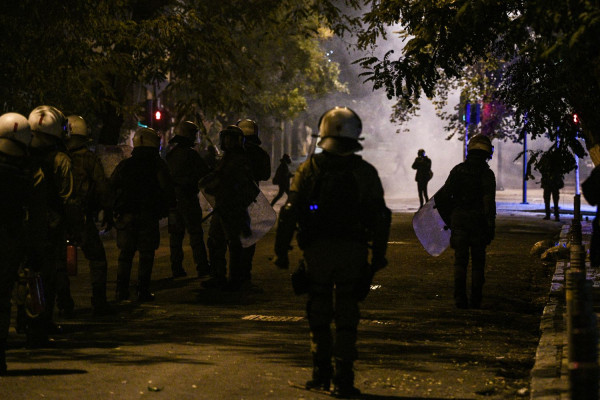 Εξάρχεια: Τραυματισμός 20χρονης - Μεταφέρθηκε με ασθενοφόρο