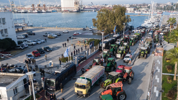 Έφτασαν στο λιμάνι του Βόλου οι αγρότες