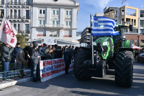 Αποκλεισμένο από στεριά και θάλασσα το λιμάνι του Βόλου - Αγρότες απέκλεισαν την υψηλή γέφυρα Χαλκίδας