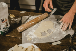 Γιατι η λαδόκολλα δεν πρέπει να μπαίνει κάτω από το φαγητό