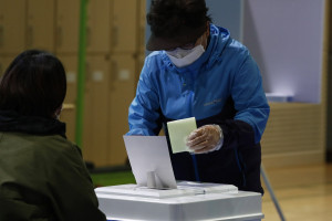 Οι πρώτες εκλογές εν μέσω κορονοϊού στην Νότια Κορέα - Πολύ αυστηρά τα μέτρα