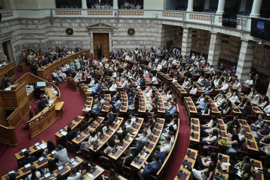 Βουλή των Εφήβων: Μαθήματα Δημοκρατίας με οσμή λογοκρισίας