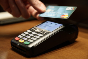 Πληρωμές με κάρτες: Υποχρεωτική η χρήση PIN και στις ανέπαφες συναλλαγές - Όλες οι αλλαγές που έρχονται από Σεπτέμβρη