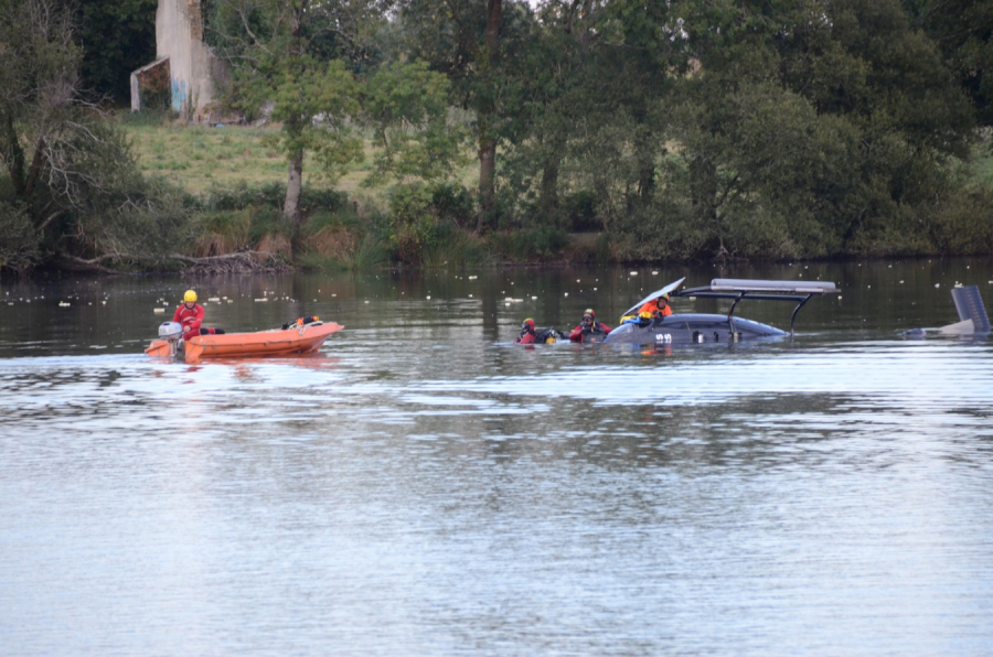 Γαλλία: Η στιγμή που ελικόπτερο της πυροσβεστικής πέφτει σε λίμνη (Βίντεο)