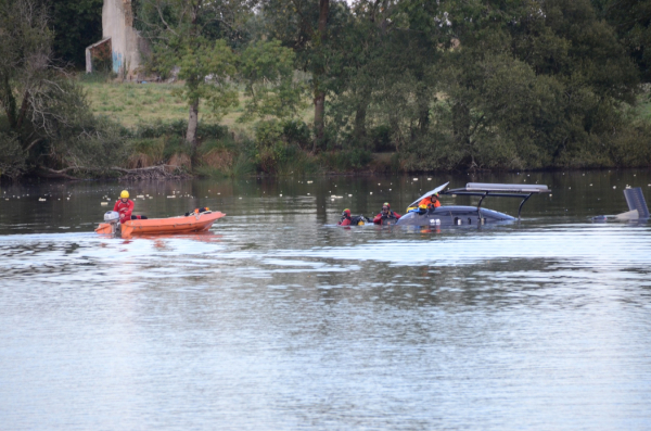 Γαλλία: Η στιγμή που ελικόπτερο της πυροσβεστικής πέφτει σε λίμνη (Βίντεο)