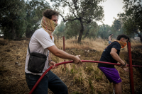 Φωτιά στο Πλωμάρι: Μάχη με αναζωπυρώσεις και ισχυρούς ανέμους - Παραμένει υψηλός ο κίνδυνος