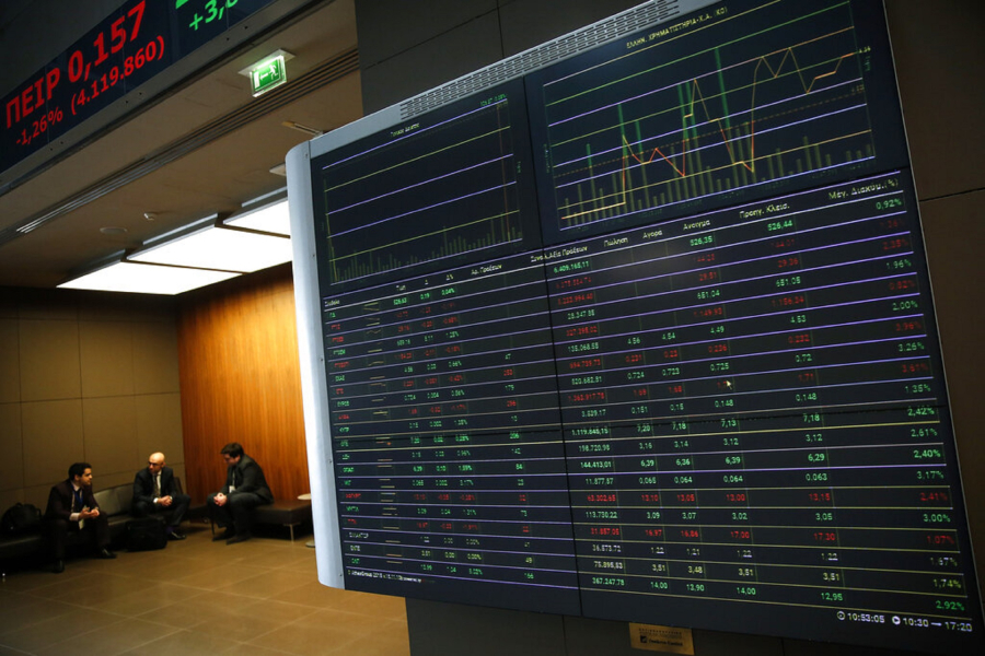 Η Ελλάδα δανείζεται φθηνά, οι κίνδυνοι όμως παραμένουν