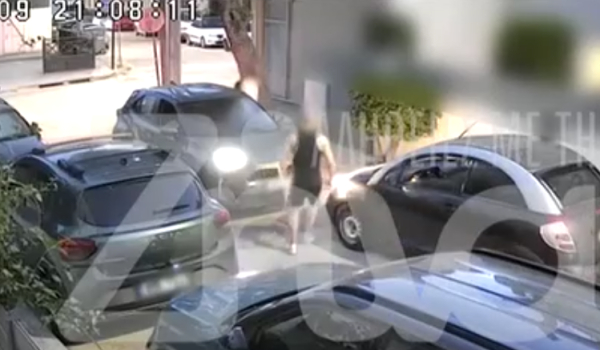 Ίλιον: Οδηγός χτύπησε γυναίκα μπροστά στο παιδί της - Είχαν διαφωνήσει για την προτεραιότητα (Βίντεο)