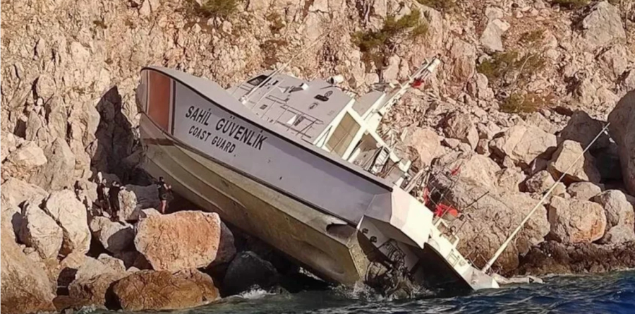 Σκάφος του τουρκικού λιμενικού προσέκρουσε στα βράχια της Αττάλειας