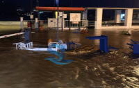 Κακοκαιρία: Δρόμοι μετατράπηκαν σε ποτάμια από το μπουρίνι στη Σκιάθο (Εικόνες και Βίντεο)