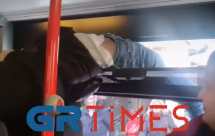 Απίστευτο περιστατικό στην Θεσσαλονίκη: «Πορτοφολού» βγήκε από παράθυρο σε λεωφορείο