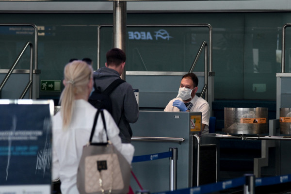 Κορονοϊός Ελλάδα: Το σχέδιο για την ενίσχυση των υγειονομικών δομών στα νησιά - Τι θα γίνει με τις αεροδιακομιδές