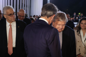 Το θέμα δεν είναι ποιον θα πάρει τηλέφωνο, αλλά... τι θα του πουν!