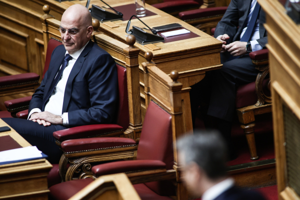 Οι ένοπλες δυνάμεις υπέρ της ενότητας, το Μαξίμου υπέρ του διχασμού!