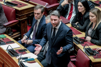 Βουλή: Σκληρό ροκ για το κυβερνητικό «όχι» στον έκτακτο φόρο στις τράπεζες
