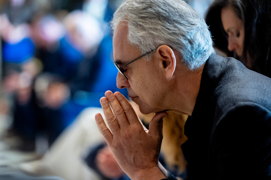 Ο Αντρέα Μποτσέλι εμφανίστηκε απροειδοποίητα σε λειτουργία και έψαλε το Ave Maria (Βίντεο)