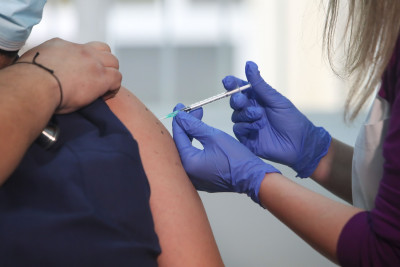 Εντείνονται οι εμβολιασμοί: Ποιοι παίρνουν σειρά, τα ραντεβού και οι ημερομηνίες