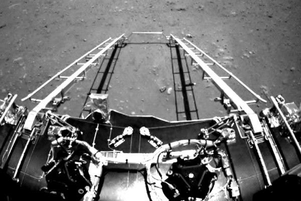 Έγραψε ιστορία η Κίνα: Ρόβερ της κινήθηκε για πρώτη φορά στην επιφάνεια του Άρη