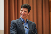 Σάλος με το... πριβέ πρωτοχρονιάτικο πάρτι του Δήμου της Αθήνας με τον Σάκη Ρουβά που θα κοστίσει «χρυσό»