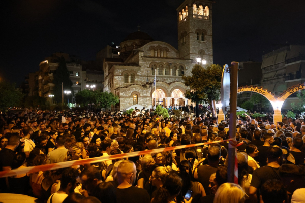 Κηδεία Γιώργου Μαζωνάκη: Στην Αγία Τριάδα η σορός του - Με χειροκροτήματα και τραγούδια ο κόσμος στην εκκλησία