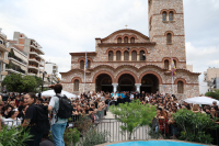 Κηδεία Γιώργου Μαζωνάκη: Στην Αγία Τριάδα η σορός του - Με χειροκροτήματα και τραγούδια ο κόσμος στην εκκλησία