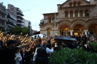 Κηδεία Γιώργου Μαζωνάκη: Στην Αγία Τριάδα η σορός του - Με χειροκροτήματα και τραγούδια ο κόσμος στην εκκλησία