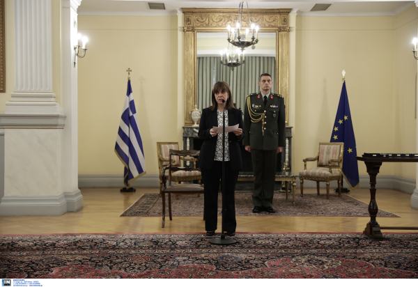 Σακελλαροπούλου: Παρασημοφόρησε προσωπικότητες Γραμμάτων και των Τεχνών στο Προεδρικό Μέγαρο