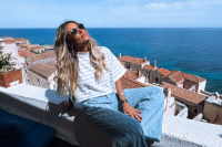 Αθηνά Οικονομάκου: Χαμογελαστή παίζει με τα παιδιά της στο αυτοκίνητο