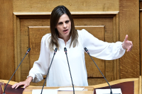 Αχτσιόγλου για 13ο και 14ο μισθό: Οι εργαζόμενοι και το εισόδημά τους δεν είναι στις προτεραιότητες της κυβέρνησης Μητσοτάκη