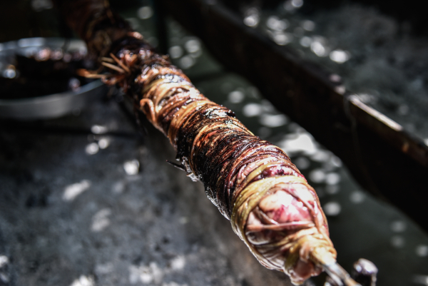 Τουρκικές προκλήσεις και... στην κουζίνα: Τι απαντά ελληνική ταβέρνα για το κοκορέτσι στην Τουρκία