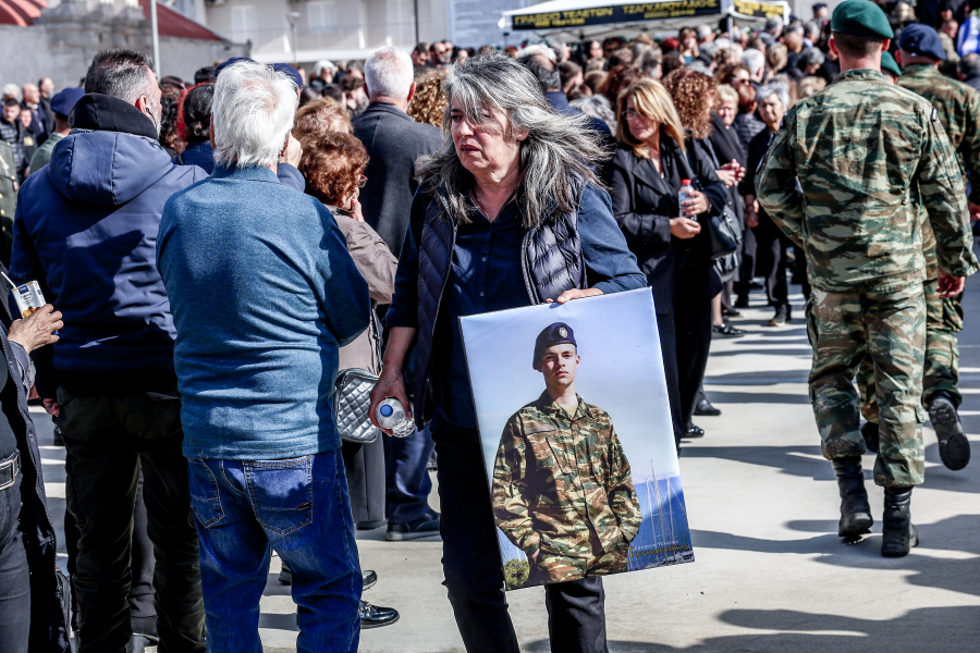Σε κλίμα οδύνης το τελευταίο αντίο στον 19χρονο ΕΠΟΠ Ραφαήλ Γαλυφιανάκη