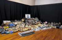 Μύκονος: Πλήγμα στο παραεμπόριο - 7 συλλήψεις για προϊόντα «μαϊμού»