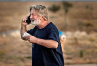 Μηνύει τον Άλεκ Μπάλντουιν η οικογένεια της διευθύντριας φωτογραφίας που σκοτώθηκε στα γυρίσματα της ταινίας «Rust»