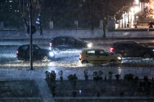 Κακοκαιρία Byron: Στους δρόμους όλη τη νύχτα συνεργεία του Δήμου Αθηναίων