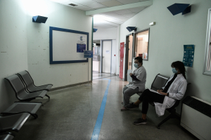 Σε απόγνωση οι γιατροί στο «Αττικόν»: «Το νοσοκομείο δεν μπορεί να εξυπηρετεί τέτοιο όγκο ασθενών»