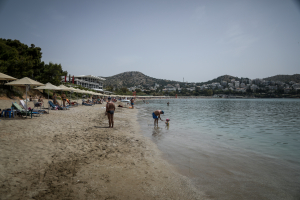 Βουλιαγμένη: «Δεν το σκότωσα εγώ» λέει ο 76χρονος για τον 82χρονο μετά τη διαμάχη για την ξαπλώστρα