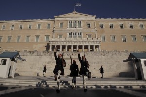 Οι Εύζωνες της Προεδρικής Φρουράς άλλαξαν δρομολόγιο. Τους εμπόδιζαν οι κλούβες των ΜΑΤ