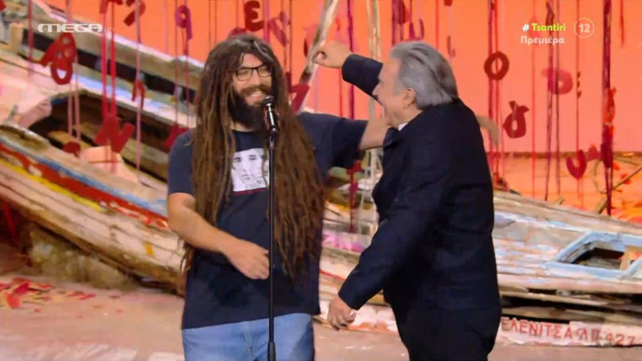 Λάκης Λαζόπουλος: Ο μελισσοκόμος και η φωλιά στο… μαλλί του (Βίντεο)