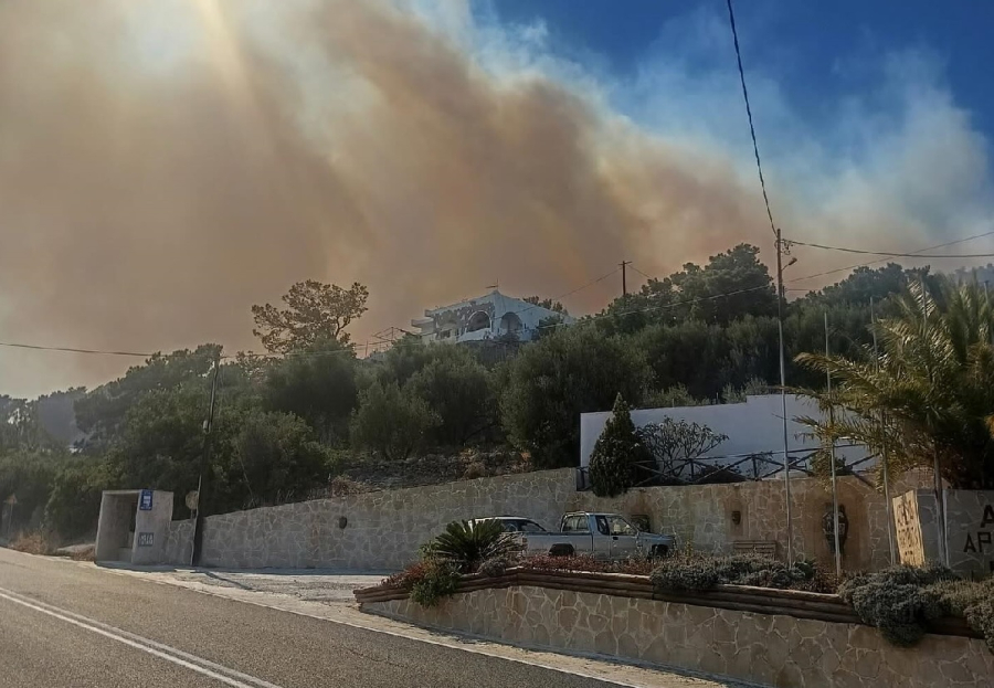Φωτιά στην Ιεράπετρα: «Φέρτε πυροσβεστικές δυνάμεις, έχει πολύ αέρα, βενζινάδικο κινδυνεύει να τυλιχθεί στις φλόγες»
