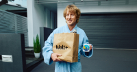 Ο Owen Wilson πρωταγωνιστεί στη νέα διεθνή καμπάνια της Wolt
