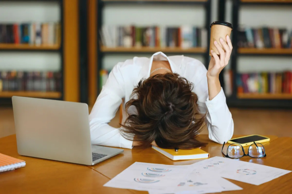 Γιατί νιώθεις πιο κουρασμένη τον χειμώνα και πώς να στηρίξεις τον οργανισμό σου