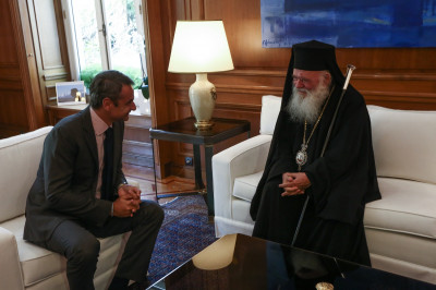 Γιατί δε μπαίνει σε καραντίνα ο Μητσοτάκης, μετά τη συνάντηση με τον Αρχιεπίσκοπο Ιερώνυμο