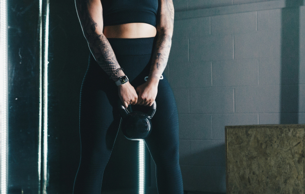 Η μία άσκηση με kettlebell που personal trainer προτείνει για δυνατούς γλουτούς και κινητικά ισχία