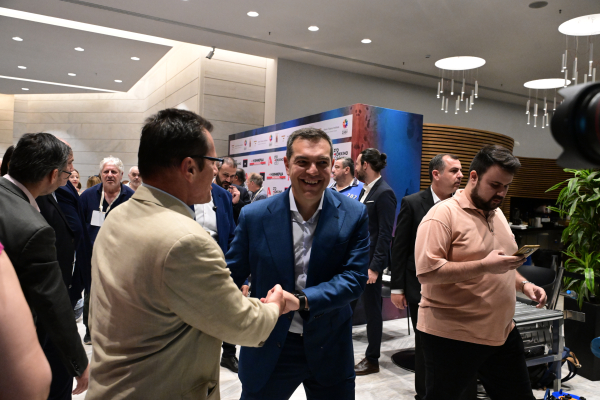 Συνέδριο Τσίπρα: Το «απαγορευτικό» Μητσοτάκη, η απουσία Καραμανλή, Σαμαρά, Σημίτη και η έκπληξη... Φασούλα!