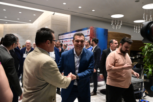 Συνέδριο Τσίπρα: Το «απαγορευτικό» Μητσοτάκη, η απουσία Καραμανλή, Σαμαρά, Σημίτη και η έκπληξη... Φασούλα!