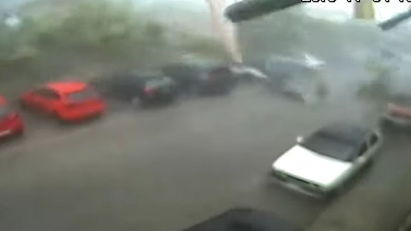 Τα πήρε και τα σήκωσε όλα: Σάρωσε ο ανεμοστρόβιλος στη Μεσσηνία - Συγκλονιστικό βίντεο από κάμερα ασφαλείας εργοστασίου